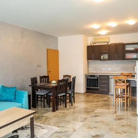 Апартамент Luxury First Line With Pool And Sea View In Complex Oazis Равда
